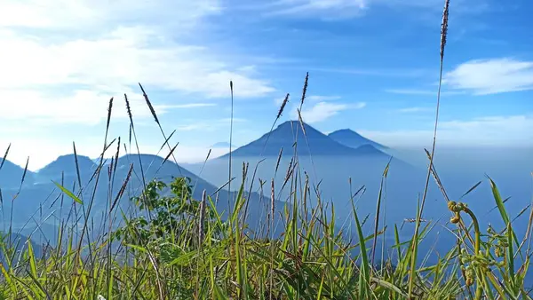 Sindoro Dağı ve Sumbing Dağı 'nın doğal manzarası sabahları Bismo Dağı, Dieng, Wonosobo ve Central Java' nın zirvesinden alınmıştır.