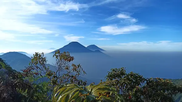 Sindoro Dağı ve Sumbing Dağı 'nın doğal manzarası sabahları Bismo Dağı, Dieng, Wonosobo ve Central Java' nın zirvesinden alınmıştır.