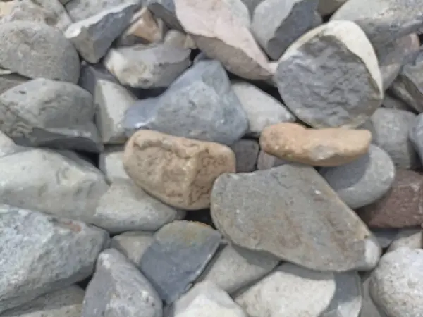 Nehir taşlarının odak dışı fotoğrafı