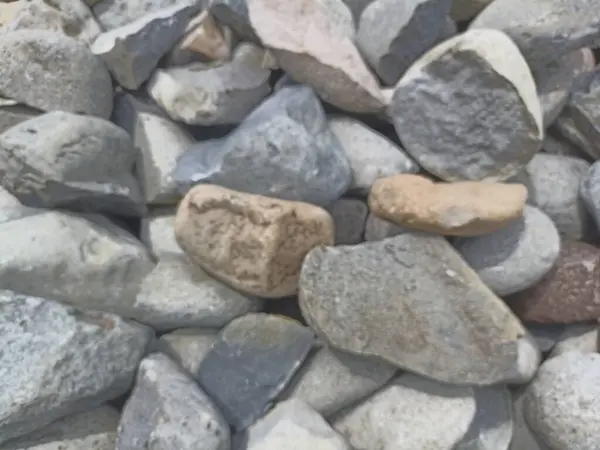 Nehir taşlarının odak dışı fotoğrafı