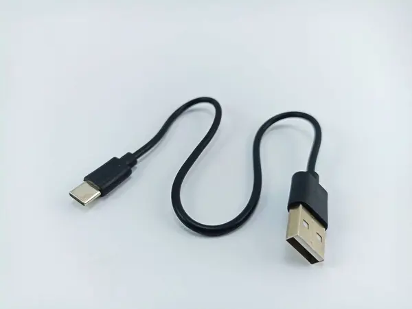 beyaz arkaplanda siyah usb tipi c veri kablosu