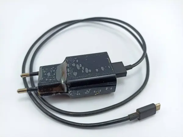 usb tip c akıllı telefon şarjı beyaz arkaplan üzerinde siyahtır