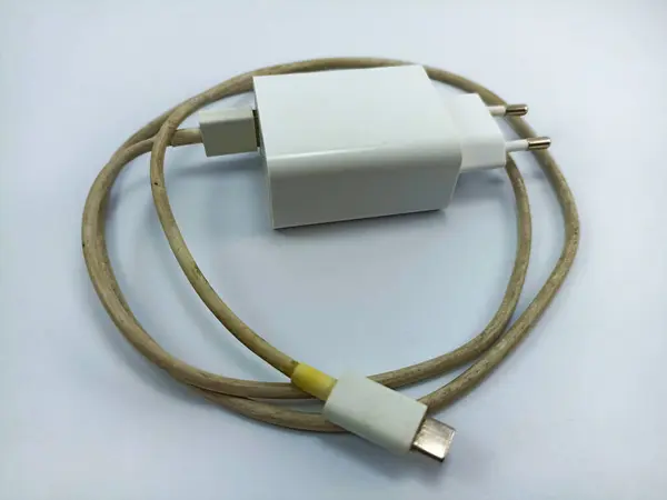 Beyaz arkaplanda beyaz usb tip c akıllı telefon şarj edici