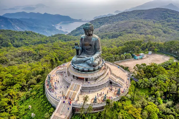 Tian Tan Buddha-Big Buddha Hong Kong 'un insansız hava görüntüsü.