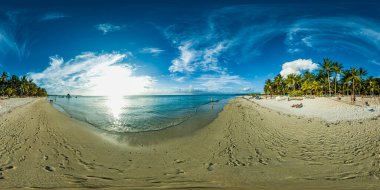 Gün batımında Trou Aux Bishes Mauritius plajında 360 derece manzara. Sahilde yürüyen bir sürü insan var..