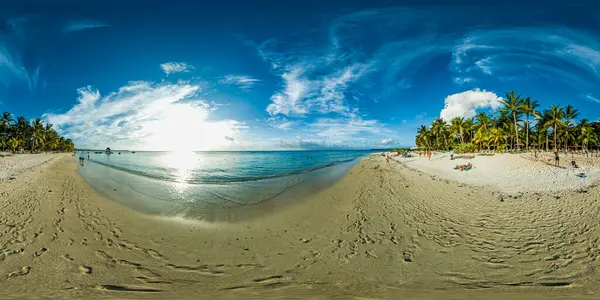 Gün batımında Trou Aux Bishes Mauritius plajında 360 derece manzara. Sahilde yürüyen bir sürü insan var..