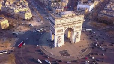 Paris 'in merkezinde binaları olan Zafer Takı' nın insansız hava aracı görüntüsü..