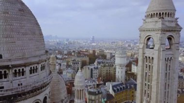 Paris 'in Kutsal Yüreği ve Montmartre Bazilikası' nın kapalı hava görüntüsü