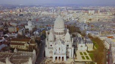 Sacr-Coeur Bazilikası 'nın ve Paris' teki büyüleyici Montmartre bölgesinin büyüleyici havası.
