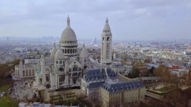 Parisli güzelliğin kalbinde, Sacr-Coeur ve Montmartre Bazilikası 'na yakın, heyecan verici bir insansız hava aracına binin..