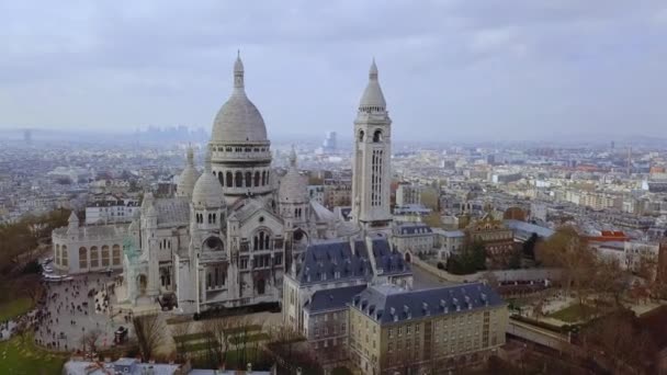 Wyrusz Ekscytujący Zbliżeniowy Lot Dronem Przez Serce Paryskiej Urody Bazyliki — Wideo stockowe