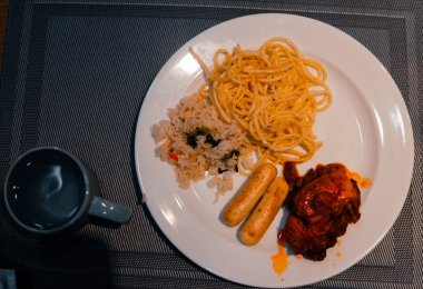 Lezzetli sosis ve yumuşak tavukla süslenmiş, lezzetli bir lezzet ve doyurucu bir yemek sunan tuzlu makarna..