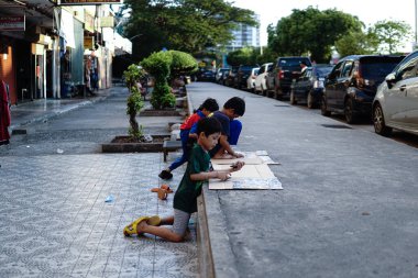 Kota Kinabalu, Malezya - 16 Mayıs 2024 - Pokemon kart oyunu oynayan genç kardeşlerin fotoğrafı.
