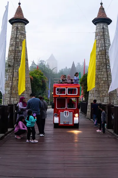 Pahang, Malezya - 22 Mayıs 2024 - Mini Londra Otobüsü Colmar Tropicale Berjaya Hills 'te çalışma saatlerinde.