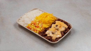 Biftek, yumurta ve eritilmiş mozzarella tabağında Asya usulü pirinç kasesi.