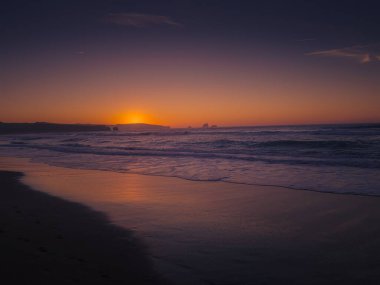 Denizin üzerinde güzel bir gün batımı