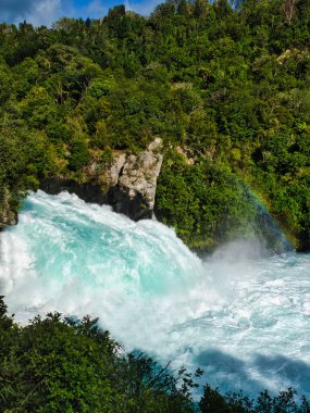 Yeni Zelanda 'daki Taupo Gölü yakınlarındaki Wairakei' deki Huka Falls şelalesinin çarpıcı geniş açılı görüntüsü. Şelale Waikato Nehri 'nin bir parçasıdır.