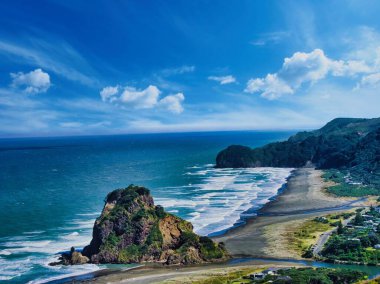 Güzel Piha doğa ve sörf plajı ünlü aslan kayası, Yeni Zelanda