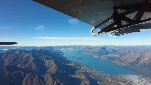 ニュージーランドのクィーンズタウン周辺のヘイズ湖上を飛行する軽飛行機 — ストック動画