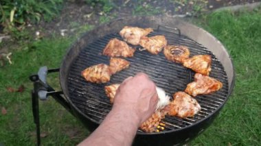 Tavuk göğsü ızgarada barbekü sosuyla kaplanıyor.
