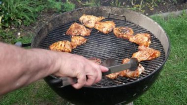 Açık ateşte ızgarada tavuk göğsü pişirmek.