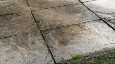 Yüksek basınçlı çamaşır makinesiyle teras çimento levhaları temizleme