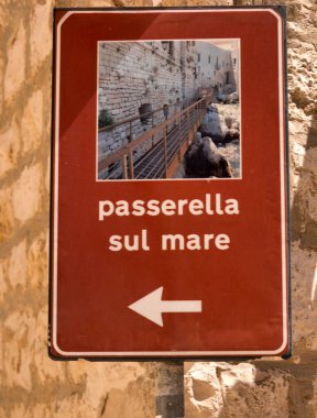 Giovinazzo İtalya 'da Passerella Sur Mare geçidine imza atın.