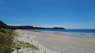 Onetangi Sahili, Wheiheke Adası, Auckland, Yeni Zelanda Waiheke 'nin Büyük Bariyer ve ötesine doğru kuzey manzaralı en uzun kumlu plajı.