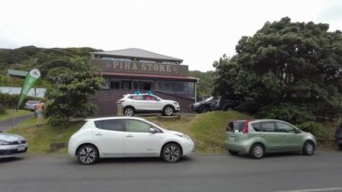 03.13.2024, Piha köyü, Auckland 'ın batısı, Yeni Zelanda Kuzey Adası - güçlü sörf ve engebeli manzarasıyla bilinir. Lion Rock savaş anıtları ve Maori oymaları olan volkanik bir anıttır..