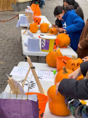 Balkabağı oyma etkinliği - Windsor İngiltere 10.26.2024 - Çocuklar yardım etkinliğinde balkabağı oyuyor