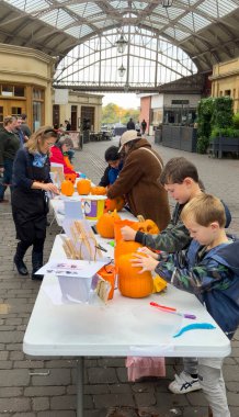 Balkabağı oyma etkinliği - 10.26.2024 Windsor İngiltere - Cadılar Bayramı için mutlu aile oymacılığı balkabağı.