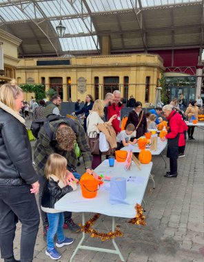 Balkabağı oyma etkinliği - Windsor İngiltere 10.26.2024 Mutlu aile Cadılar Bayramı için balkabaklarını birlikte oyuyor