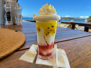 Yaz günü kumsala bakan bir masada dondurmalı dondurma.