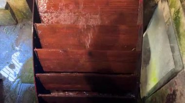 18. yüzyıldaki eski bir ahşap değirmenin mekanizması. Ahşap dişliler ve ana şaft öğütücü tahıl eski teknolojiler. Doğal ışık.