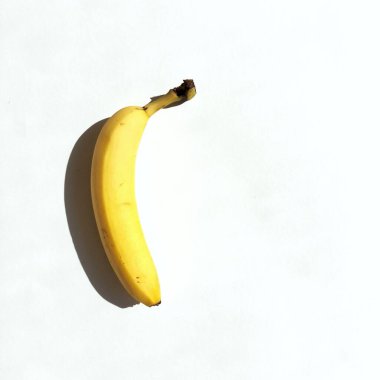 Beyaz arka planda bir muz. Karşıtlık, boşluğu kopyala 
