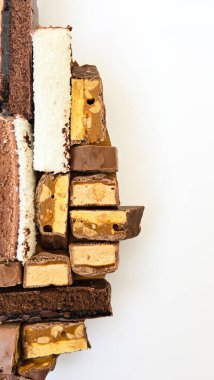 Karamel, fıstık, hindistan cevizi ve fındık gibi çeşitli çikolata katmanları bir araya toplanmış. Tatlı ve tatlı aşıkları için lezzetli ikramlar