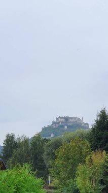 Avusturya 'daki görkemli şatonun manzarası 