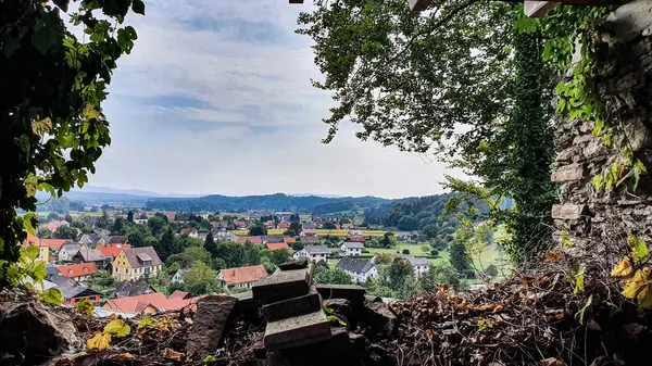 Schwa şehrinin manzaralı manzarası üzerine manzaralı bir manzara.