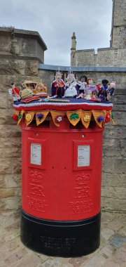 Yeni hükümdarı ve karısını gösteren kuklalarla dolu bir posta kutusu. Mayıs 2023 'te Windsor şehrinde böyle süslü bir kutu bulunabilir.