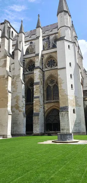 Westminster Abbey 'deki avluda.