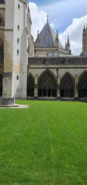 Westminster Abbey 'deki avluda.