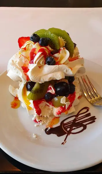 Meyveli ve kremalı meyveli pasta.