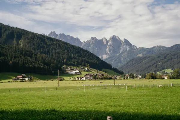 Ephealpine Vadisi. Eylül 'de köyü olan resimli bir dağlık vadi. Dağlar, ormanlar ve yeşil çayırlar görünüyor. Yatay çekim, yer seviyesi.