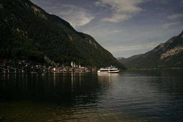 Hallstatt Gölü 'ndeki gemi. Gemi Avusturya 'da Hallstatt Gölü' nde. Dağlar, Hallstatt kasabası ve göl manzarası. Yatay çekim.