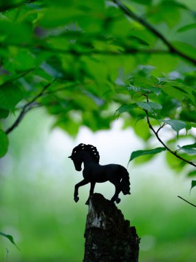 At figürü ve yeşil orman