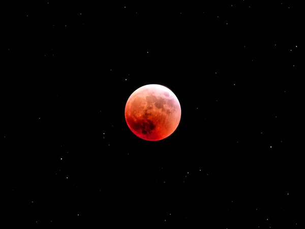 Полное Лунное Затмение Ночью — стоковое фото