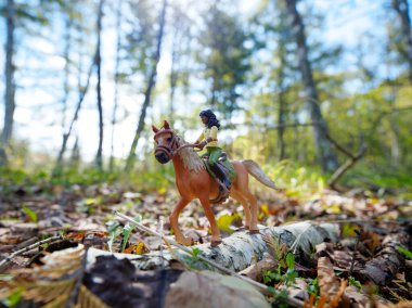 At figürü ve yeşil orman