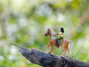 At figürü ve yeşil orman