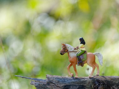 At figürü ve yeşil orman