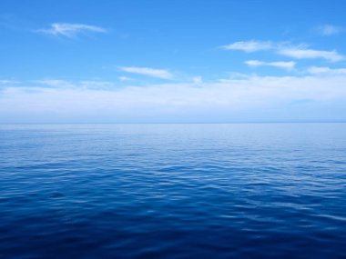 Mavi deniz ve mavi gökyüzü